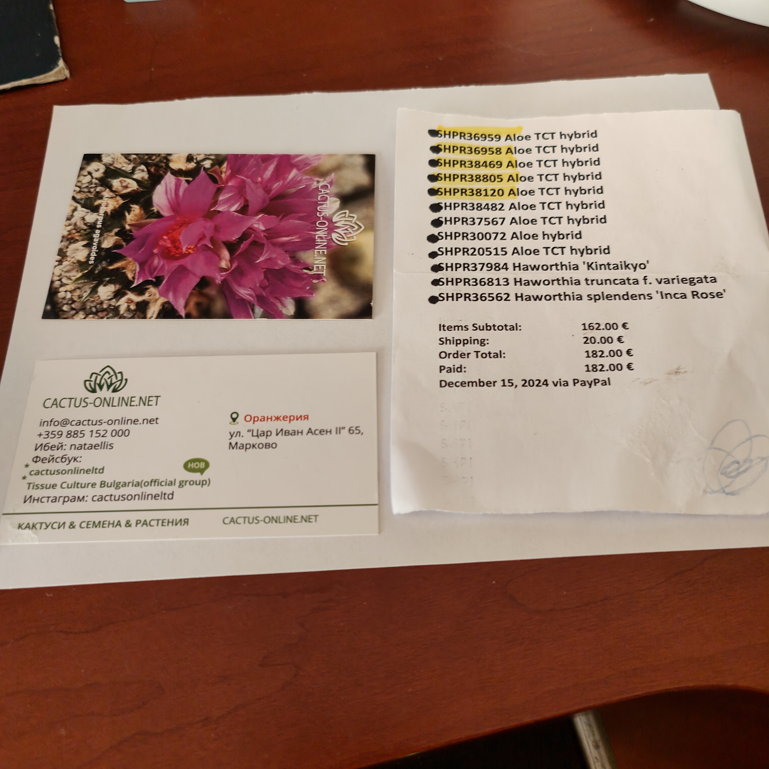 Factura no creo que enviaran. Enviaron eso . El detalle de las plantas con los gastos de envío, un calendario de bolsillo, la tarjeta, y un calendario en formato Dina 4