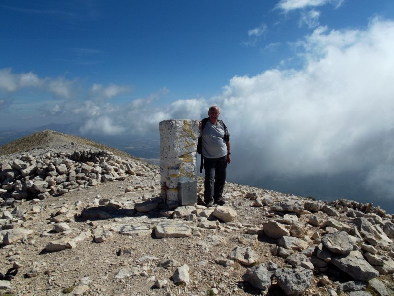 En la cima, las nubes tapan Sierra Nevada