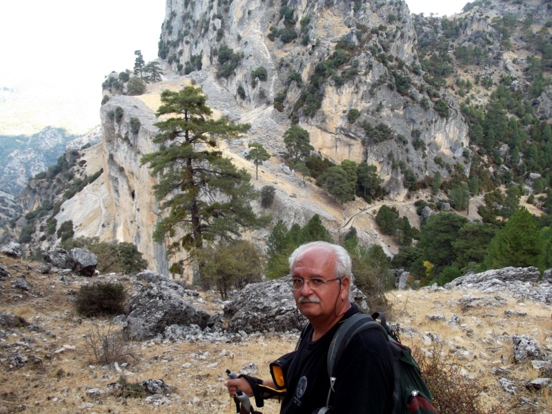 Si os fijais a la izda. del precipicio se ve la senda de subida a la cueva y en la pared un hueco negro, que es uno de los aliviaderos desborda el agua cuando se colmata el canal (que se ve)