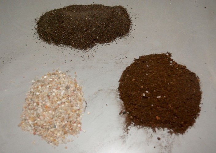 El sustrato pincipal es mezcla de los dos de abajo, el de arriba es para cubrir las semillas